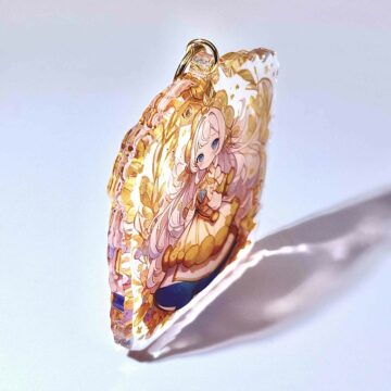 Anime-style keychain featuring a golden character.